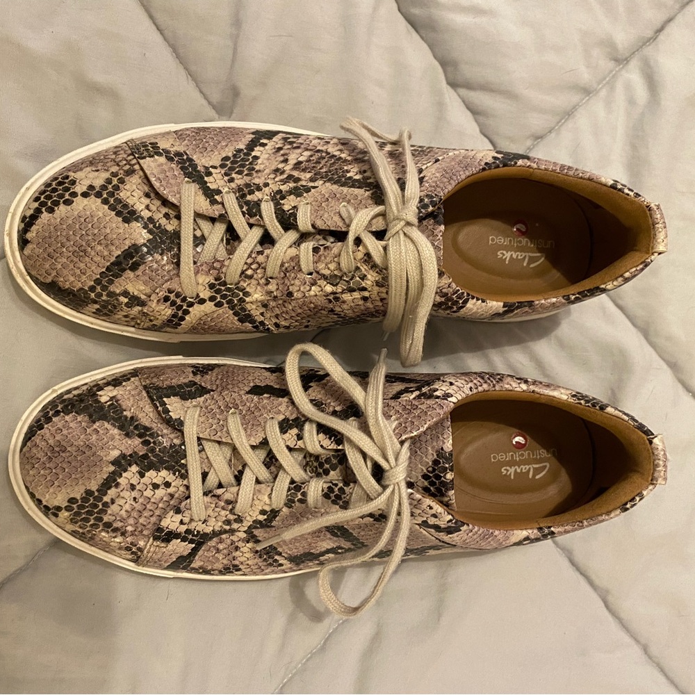 Clarks Unstructured Snake Print lace up shoes Size 9